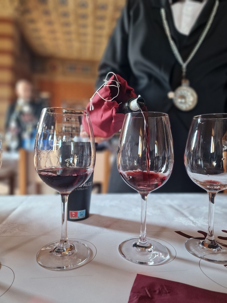 sommelier versare vino
