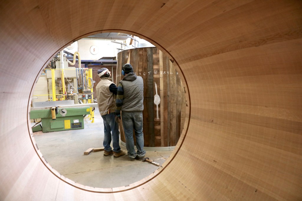 botte grande legno vino gamba