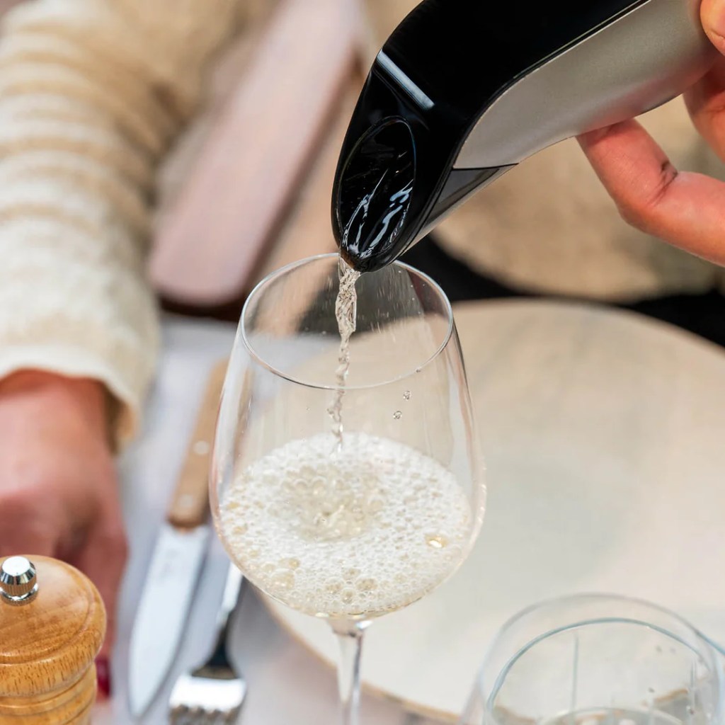 Hallmark Decorazione Natalizia Wine Is Chilling 2024 - Ornamenti Per Albero Simpatici E Originali, Regalo Divertente Per Amici